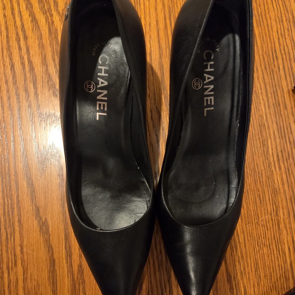 CHANEL Elegant Black Heels - Picture 4 of 10
